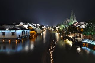 在夜间靠近水体的房屋