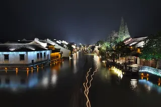 在夜间靠近水体的房屋