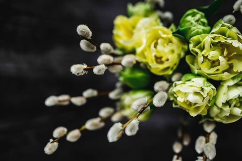 玻璃瓶中黄色小花和柳絮的特写镜头