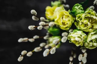 玻璃瓶中黄色小花和柳絮的特写镜头