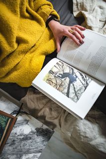 躺在床上看杂志的年轻女子