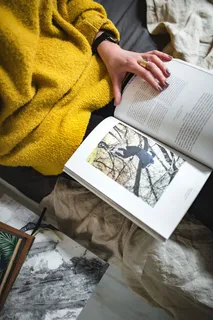 躺在床上看杂志的年轻女子