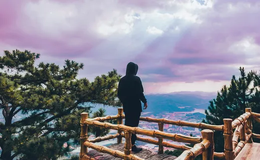 俯瞰风景的人的照片 俯瞰风景的人的照片
