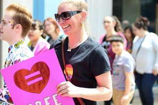 拿着粉色文件夹的女士