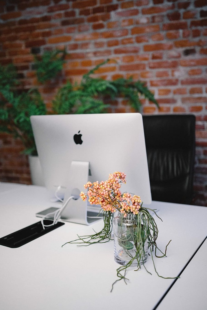 现代办公室内，老式砖墙