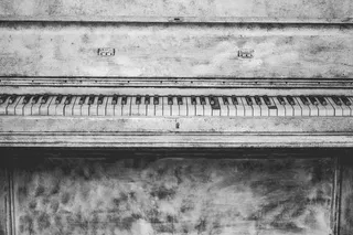 黑色和灰色立式钢琴素描