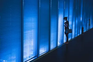 一名妇女站在蓝色Led墙附近