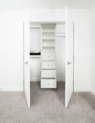 白色木质双门柜