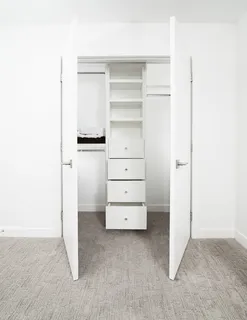 白色木质双门柜 白色木质双门柜