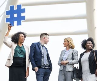 四男一女站在白色建筑结构附近