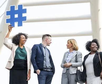 四男一女站在白色建筑结构附近 四男一女站在白色建筑结构附近