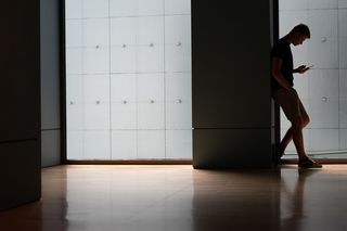 人，地板，地板，鞋，衣服，室内，推拉门，艺术家