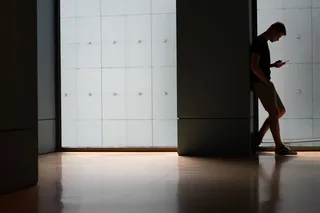 人，地板，地板，鞋，衣服，室内，推拉门，艺术家