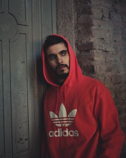 男子穿着连帽衫的照片