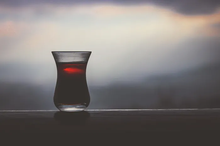 装满土耳其茶杯的特写照片