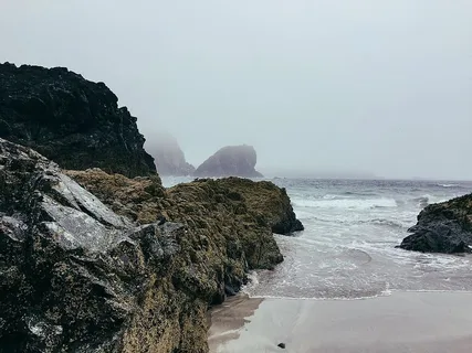 黑色,灰色,大,岩石,旁边,海边,白色,天空 黑色,灰色,大,岩石,旁边,海边,白色,天空