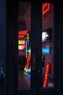 酒吧、建筑、商业、城市、城市景观、门、市中心、晚上