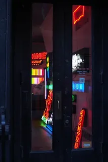 酒吧、建筑、商业、城市、城市景观、门、市中心、晚上 酒吧、建筑、商业、城市、城市景观、门、市中心、晚上