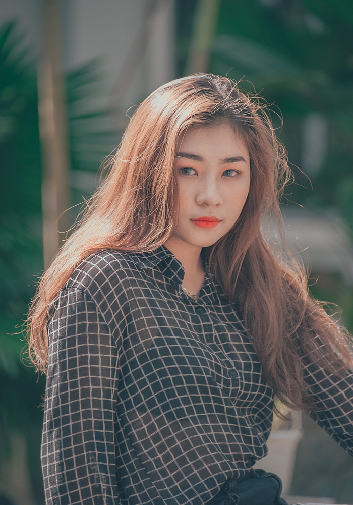 身穿黑白格子衬衫的女子被带走