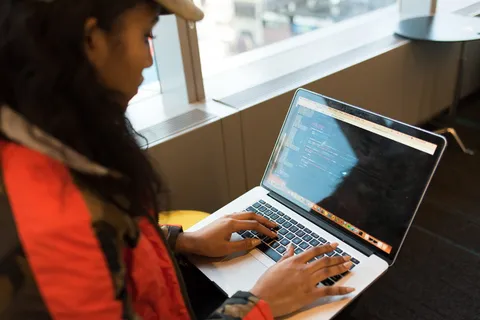 使用Macbook Pro的女性 使用Macbook Pro的女性
