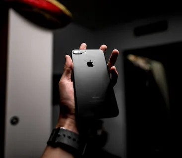 person,holding,iphone 7,plus,哑光,手机,科技,黑色 person,holding,iphone 7,plus,哑光,手机,科技,黑色
