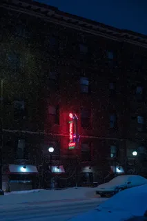 夜间棕色建筑的景色