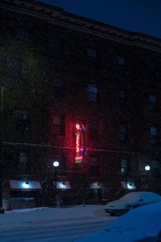 夜间棕色建筑的景色