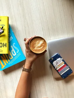 拿着装满卡布奇诺的杯子的人