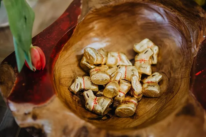 固体牛奶巧克力箔复活节彩蛋