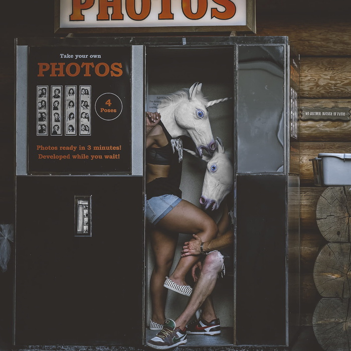 照片亭里两个穿着独角兽头饰的人