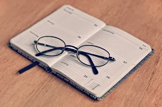 眼镜、白眼镜、书、议程、笔记本、日程表、计划员、组织者