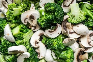 五颜六色的西兰花蘑菇混合物