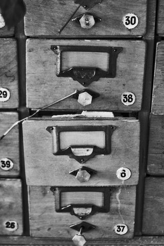 抽屉的灰度摄影