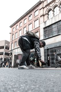 服装、服饰、鞋类、鞋、人、人、城市、行人