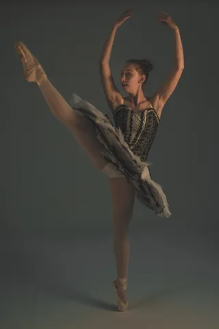 做芭蕾舞姿势的女人