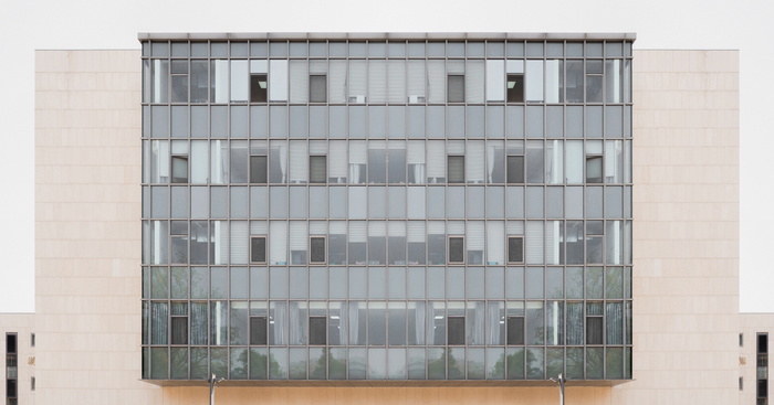 白天的灰色幕墙建筑