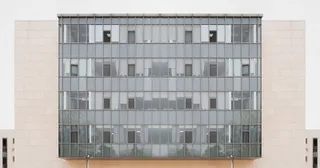 白天的灰色幕墙建筑