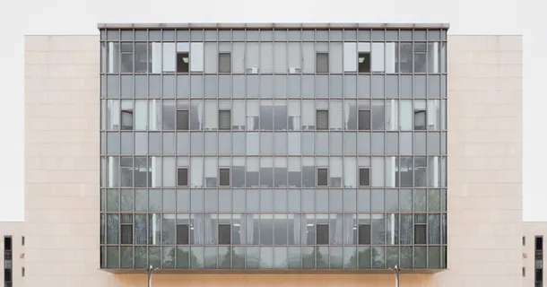 白天的灰色幕墙建筑 白天的灰色幕墙建筑