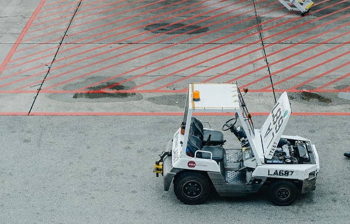 停车场上的黑白La687迷你玩具车
