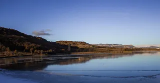 法国，上阿尔卑斯山，森林，高山，蓝色，雪，树，冬天