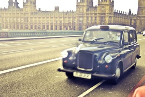 英国伦敦，背景为威斯敏斯特宫的蓝色出租车