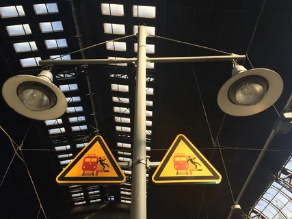 风险、列车、坠落、屋顶、窗户、警告、hbf、*车站 风险、列车、坠落、屋顶、窗户、警告、hbf、*车站