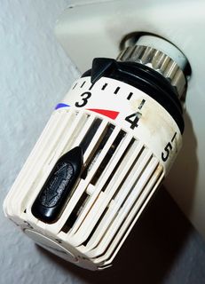 恒温器、调节器、waermeregeler、温度控制器、温度传感器、恒温阀、加热控制器、特写