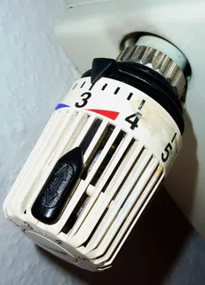 恒温器、调节器、waermeregeler、温度控制器、温度传感器、恒温阀、加热控制器、特写