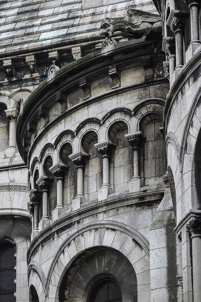 在法国巴黎的圣心教堂，美丽的石雕，随着时间的推移逐渐变暗。