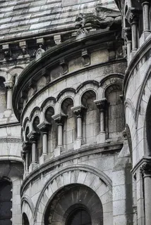 在法国巴黎的圣心教堂，美丽的石雕，随着时间的推移逐渐变暗。