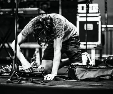 穿着条纹衬衫的男人的灰度照片