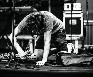 穿着条纹衬衫的男人的灰度照片