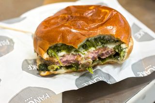 汉堡包、香肠、弗里亚雷利、卡沃洛、西兰花、肉、牛肉、帕尼诺