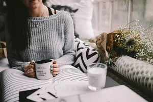 在杯子里喝酒的女孩